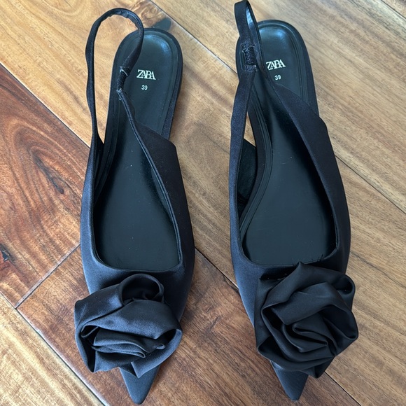 SALE❗️❗️❗️Brand new Zara sling back sandals with rose - Picture 2 of 3